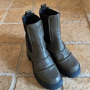 Like-new mid-heel boots in khaki